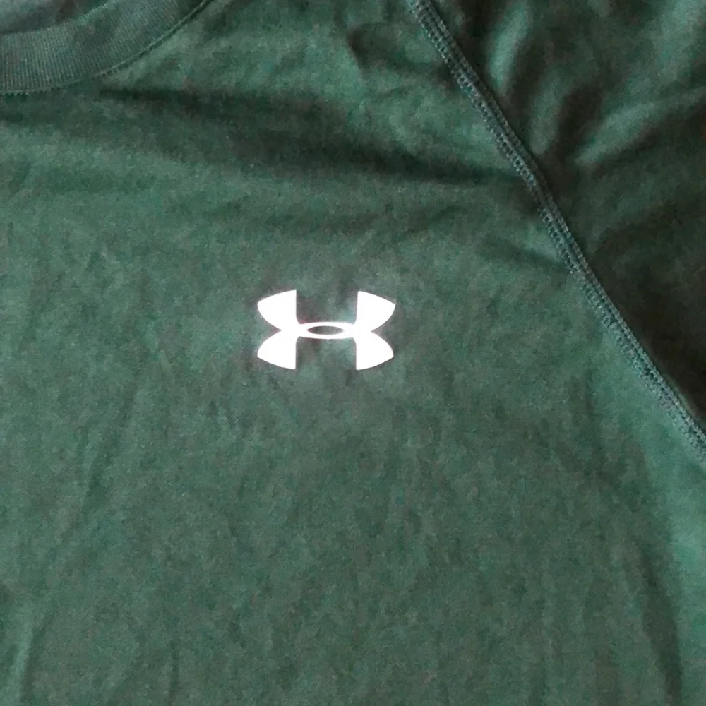 ‼️Flash Sale‼️ $10 Under Armour Green Heat Gear Shirt size Small - Picture 3 of 7